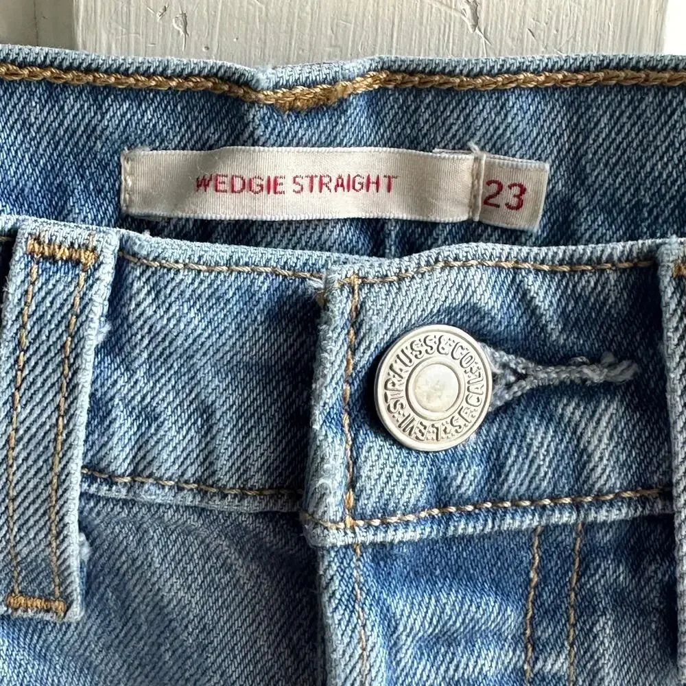 Levi's Wedgie Straight Crop Jeans in Tango Blue